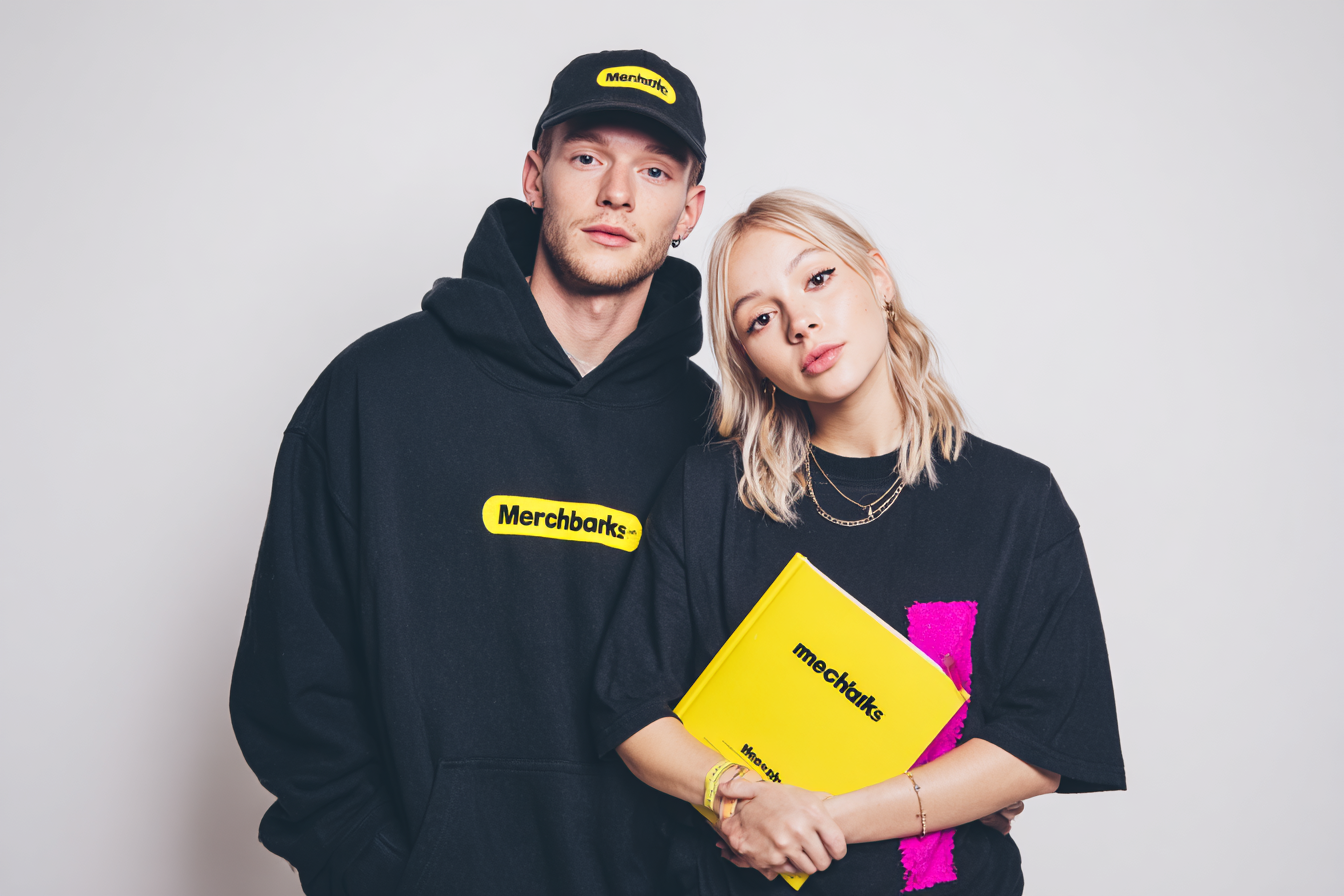 Мужчина и женщина в брендированном мерче